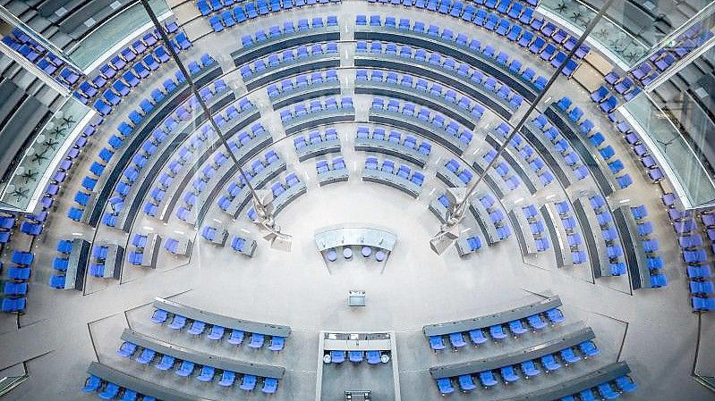 Blick in den Plenarsaal des Deutschen Bundestags mit der neuen Sitzanordnung für die 20. Legislaturperiode. Foto: Michael Kappeler/dpa