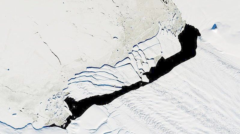 Das Satellitenbild zeigt die Fragmente eines Eisbergs, der sich vom Pine-Island-Gletscher gelöst hat. Foto: NASA/dpa