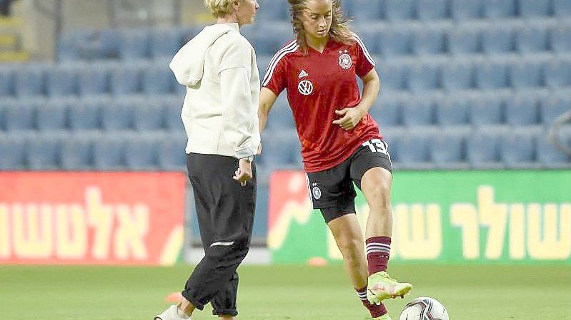 Der Fußball sei „noch sehr in sich männerorientiert“, sagt Frauen-Bundestrainerin Martina Voss-Tecklenburg (l). Foto: Berney Ardov/dpa