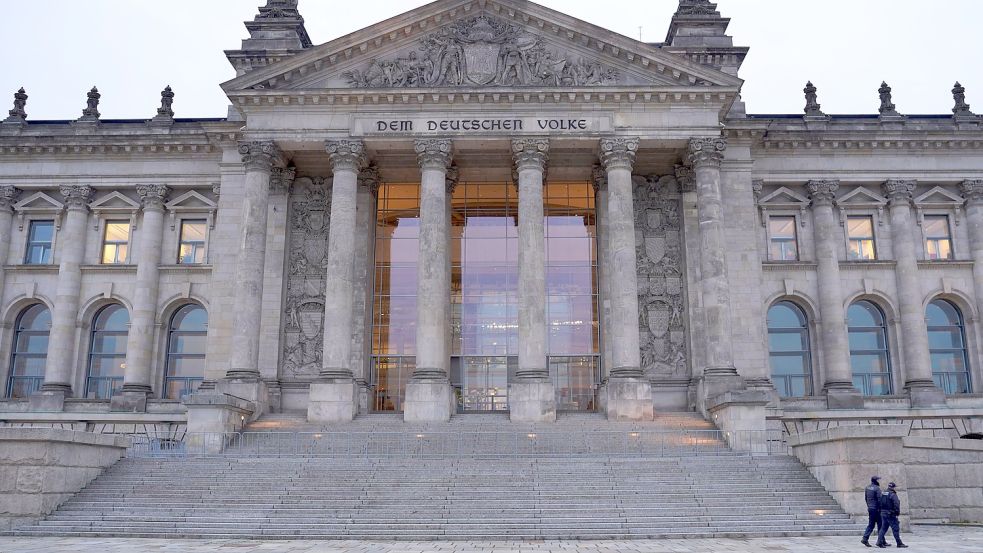 Der Besuchereingang zum Reichstagsgebäude am frühen Morgen. Heute ist dort die konstituierende Sitzung des neu gewählten Bundestags. Foto: dpa/Jörg Carstensen