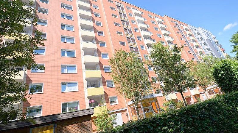 Ein Hochhaus im Hamburger Stadtteil Steilshoop. Foto: Jonas Walzberg/dpa