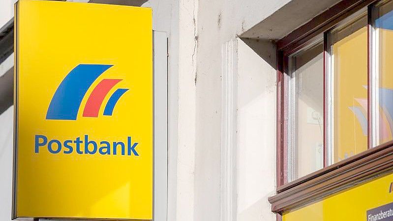 Bald wird es weniger Postbank-Filialen geben. Foto: Monika Skolimowska/dpa-Zentralbild/dpa