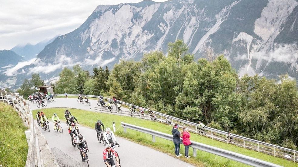 Mehr als 2000 Radsportler mühten sich erfolgreich die Alpenpässe hinauf. Foto: Sportograf.com
