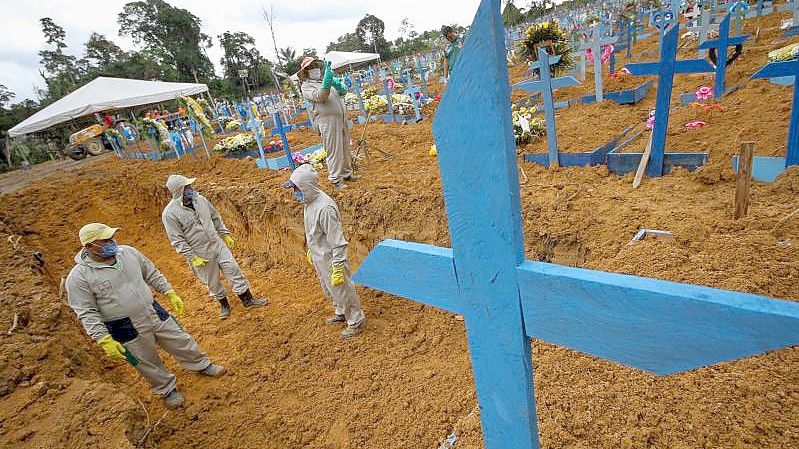 Massengrab auf einem Friedhof in Manaus in Brasilien. Die Corona-Pandemie kostete weltweit Hunderttausende Menschenleben. Foto: Lucas Silva/dpa