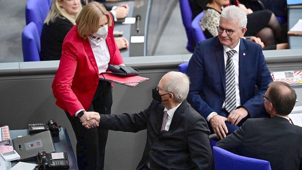 Amtsübergabe: Wolfgang Schäuble gratuliert seiner Nachfolgerin Bärbel Bas. Die SPD-Politikerin wurde mit großer Mehrheit vom 20. Bundestag zu dessen Präsidentin gewählt. Foto: Schwarz/AFP