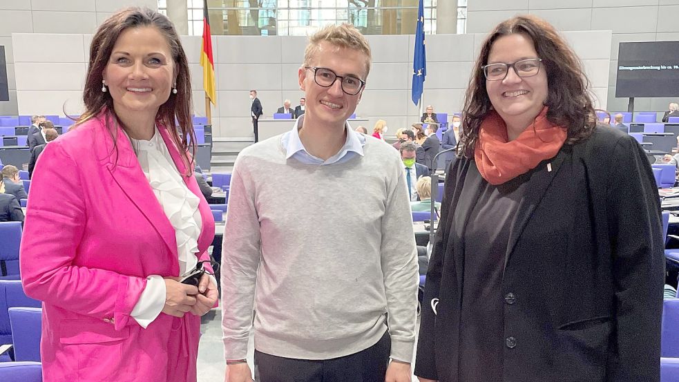 Mit Gitta Connemann (CDU, von links). Julian Pahlke (Grüne) und Anja Troff-Schaffarzyk (SPD) nahmen am Dienstag gleich drei Abgeordnete aus dem Wahlkreis Unterems an der konstituierenden Sitzung des neuen Deutschen Bundestages teil. Foto: privat