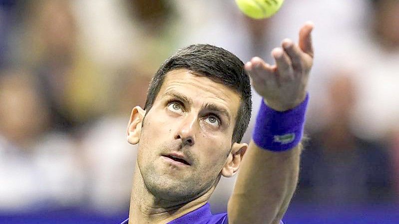 Tennis-Star Novak Djokovic möchte sich nicht zu seinem Impfstatus äußern. Foto: Elise Amendola/AP/dpa