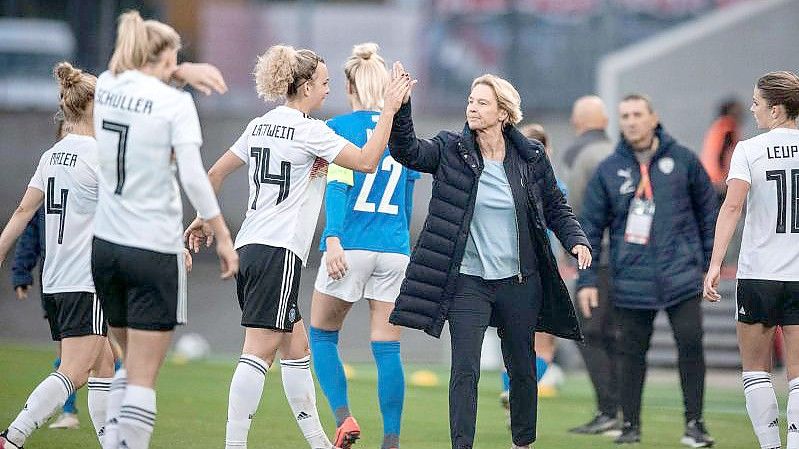 Zufriedene Bundestrainerin: Martina Voss-Tecklenburg (M) feiert mit ihren Spielerinnen den Sieg gegen Israel. Foto: Fabian Strauch/dpa