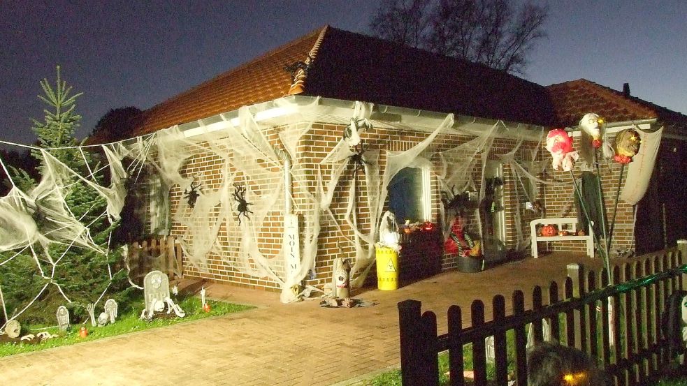 Am kommenden Sonntag ist Halloween: Familie Schneider aus Ostrhauderfehn hat aus diesem Anlass ihr Haus schaurig-schön geschmückt. Zu sehen sind beispielsweise abgeschlagene Köpfe, eine Monsterspinne oder blutige Knochen. Foto: Scherzer