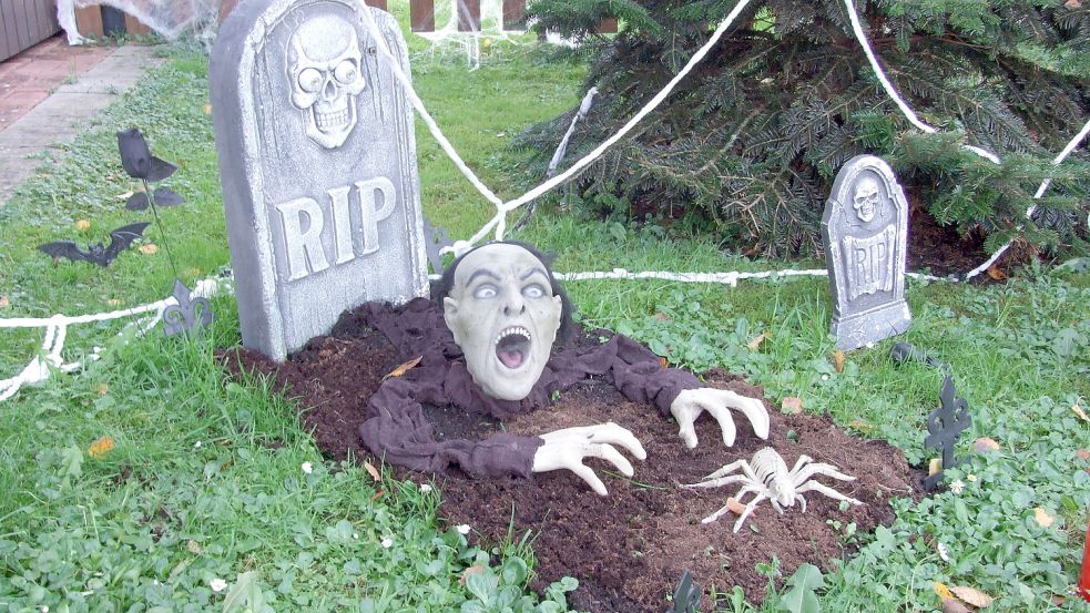 Auch Zombies, die aus Gräbern steigen, gehören zur Dekoration. Foto: Scherzer
