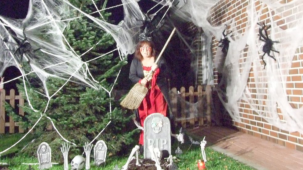 Tanja Schneider aus Ostrhauderfehn schmückt ihr Haus gerne – auch zu Halloween. Foto: Scherzer
