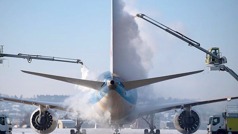 Ein Flugzeug wird am Flughafen Stuttgart vor dem Start enteist (Archivbild). Die Luftverkehrsbranche überwindet in Deutschland langsam die Corona-Krise. Foto: Marijan Murat/dpa