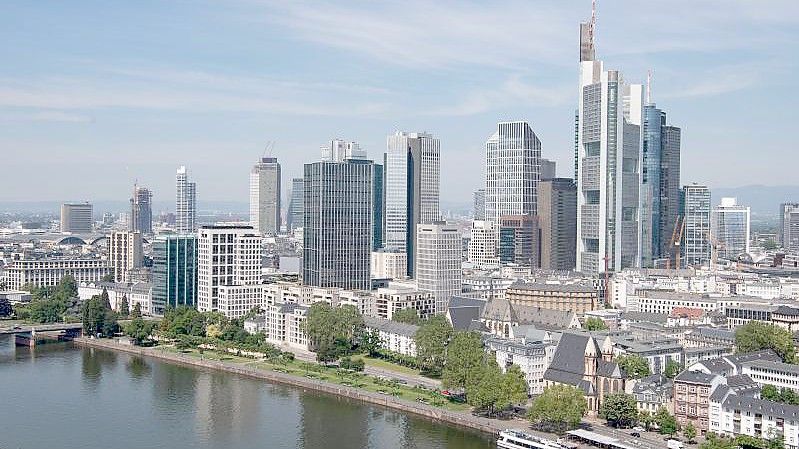 Die Bankenskyline von Frankfurt/Main. Foto: Boris Roessler/dpa