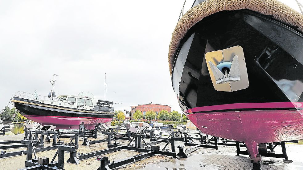 Yachten des niederländischen Herstellers Linssen werden in dem Neubau des Unternehmens über den Winter eingelagert. Aktuell stehen die Schiffe noch auf dem Außengelände gegenüber der Kesselschmiede. Fotos: Assies