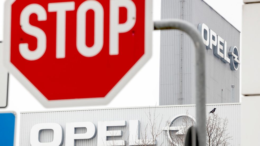 Vorerst geschlossen: Bei Opel in Eisenach haben Lieferengpässe bereits zu drastischen Konsequenzen geführt. Nun schlägt auch der Mittelstand Alarm und fordert ein Eingreifen der Politik. Foto: Michael Reichel