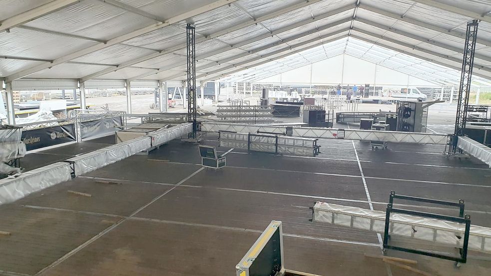 In Lorup wird das Festzelt aufgebaut. Foto: Privat