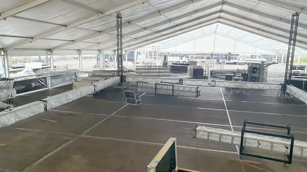 In Lorup wird das Festzelt aufgebaut. Foto: Privat