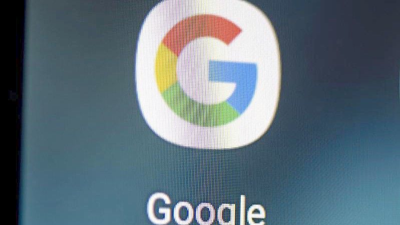 Auf dem Bildschirm eines Smartphones sieht man das Logo der Google-App. Foto: Fabian Sommer/dpa