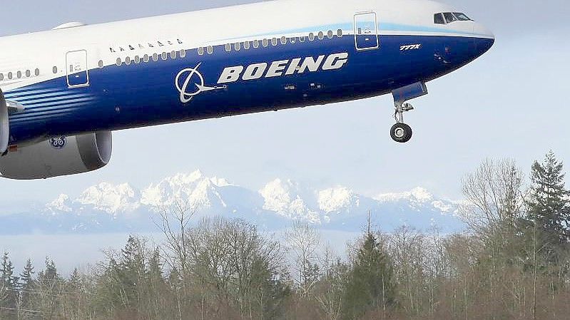 Ein Flugzeug vom Typ Boeing 777X startet im US-Bundesstaat Washington zu seinem ersten Flug. Foto: Ted S. Warren/AP/dpa