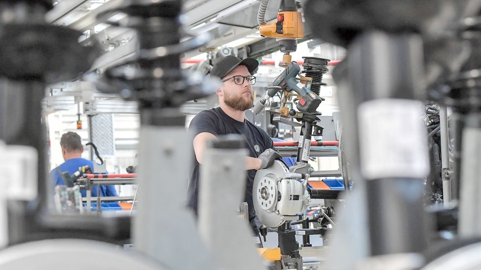 Im Emder Volkswagen-Werk wird die Produktion im November aufgrund des Halbleitermangels eingeschränkt. Foto: Ortgies/Archiv