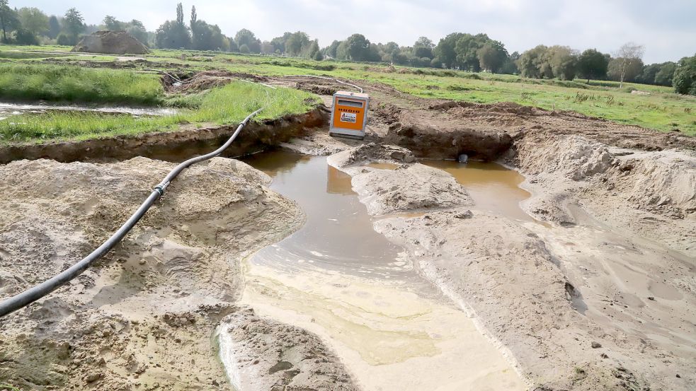 Von Land unter kann man derzeit im Baugebiet an der Westmarkstraße in Barßelermoor sprechen. Hier setzten Rowdys die Baugruben unter Wasser. Foto: Passmann