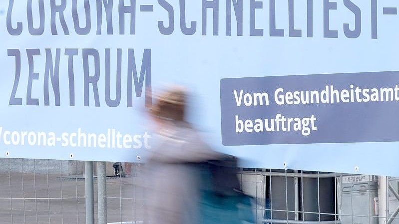 Die bundesweite Sieben-Tage-Inzidenz steigt erneut deutlich an. Foto: Bernd Weißbrod/dpa