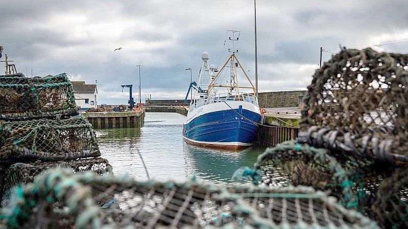 Blick in einen britischen Hafen. Der Fischereistreit zwischen Frankreich und Großbritannien schwelt seit langem. Foto: David Keyton/AP/dpa