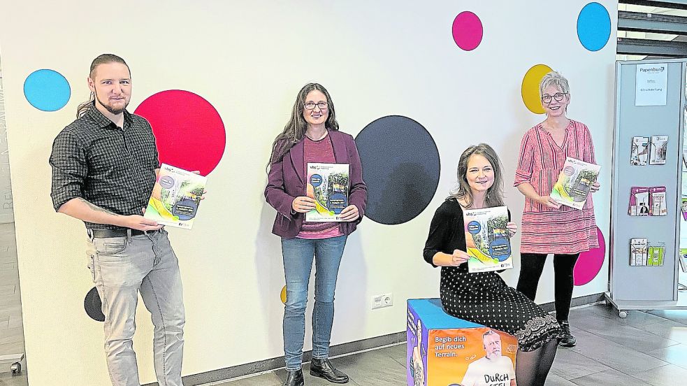 Präsentierten das neue VHS-Programm: Geschäftsführerin Natascha Hartleif (zweite von links) sowie die Fachbereichsleiter Andreas Garrelts, Franziska Hähnlein und Eva-Maria Samsen (von links). Foto: VHS Papenburg