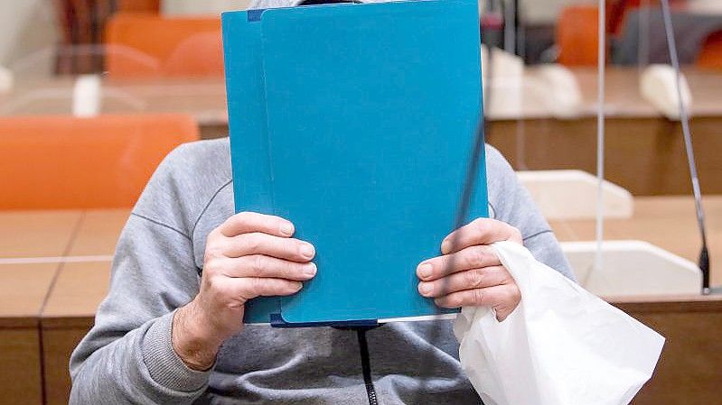 Der wegen Mordes durch Unterlassen angeklagte Mann sitzt vor Prozessbeginn im Gerichtssaal. Foto: Sven Hoppe/dpa