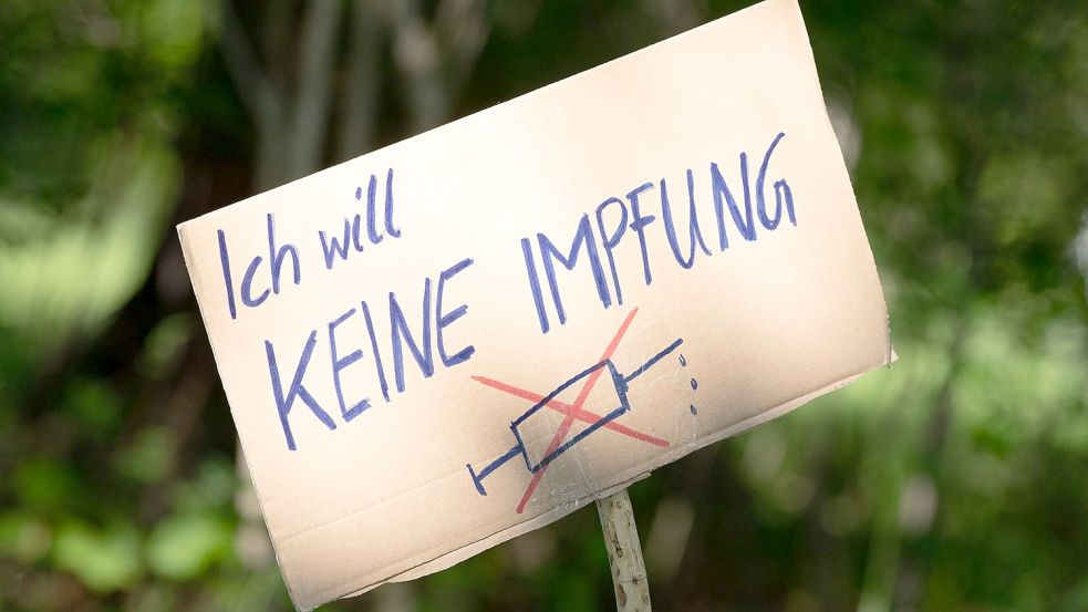 Ein Schild mit der Aufschrift „Ich will keine Impfung“. (Symbolbild) Foto: Sebastian Kahnert/dpa