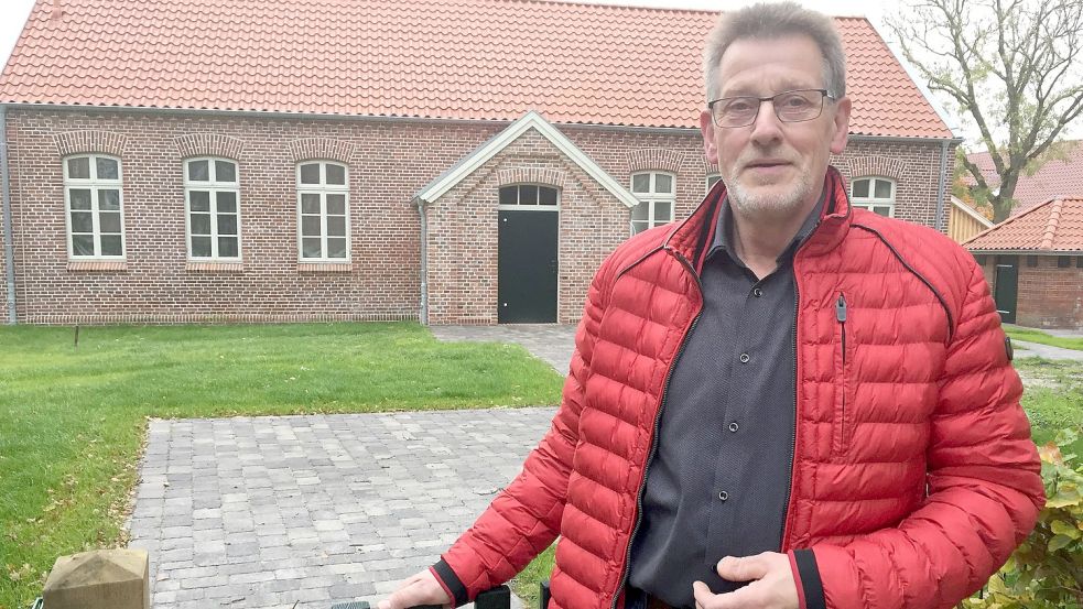 Deterns ehrenamtlicher Bürgermeister Franz-Gerhard Brakenhoff steht vor der sanierten alten Schule. Es freut ihn, dass das Projekt so gut gelungen ist. Foto: Schneider-Berents