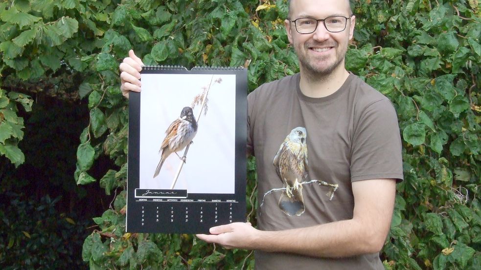 Dr. Daniel Holte zeigt seinen neuen Kalender mit Naturfotografien. Foto: Scherzer