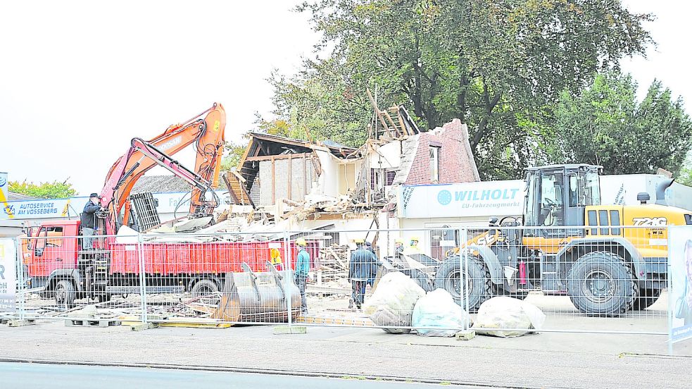 Auf dem Gelände des Autohauses Wilholt am Vosseberg laufen die Abbrucharbeiten. Foto: Schade