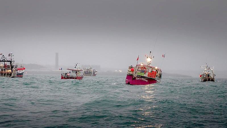 Französische Fischereifahrzeuge protestieren vor dem Hafen von St. Helier im Streit um Fischereirechte nach dem Brexit. Foto: Gary Grimshaw/Bailiwick Express/PA Media/dpa