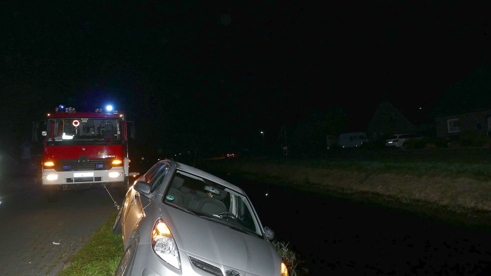 Am Donnerstagabend kam ein älterer Rhauderfehner mit seinem Wagen von der 2. Südwieke ab. Der Wagen hing schräg auf der Böschung. Fotosr: Wieking