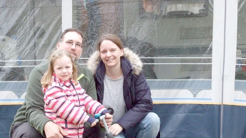 Lars und Jasmin Schlichting mit Tochter Maya (3 Jahre) aus Nordhorn sind zum ersten Mal in Grotegaste. Foto: Scherzer