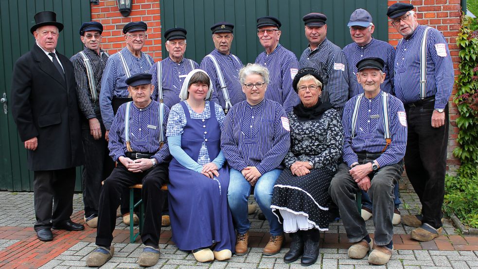 Die „Historische Löschgruppe Ihrhove“ besteht seit 25 Jahren. Seit dieser Zeit zeigen die Mitglieder eine Löschübung aus dem Jahr 1870. Früher stand der Bürgermeister der Feuerwehr vor. Der Bürgermeister überprüfte die Einsatzkräfte und das Material vor dem Einsatz. Auf dem Foto ist Wübbo Pruin in Wrack und Zylinder zu sehen. Er übernimmt den Posten des Bürgermeisters und überprüft bei den Übungen die Löschgruppe. Foto: Uwe Jelting