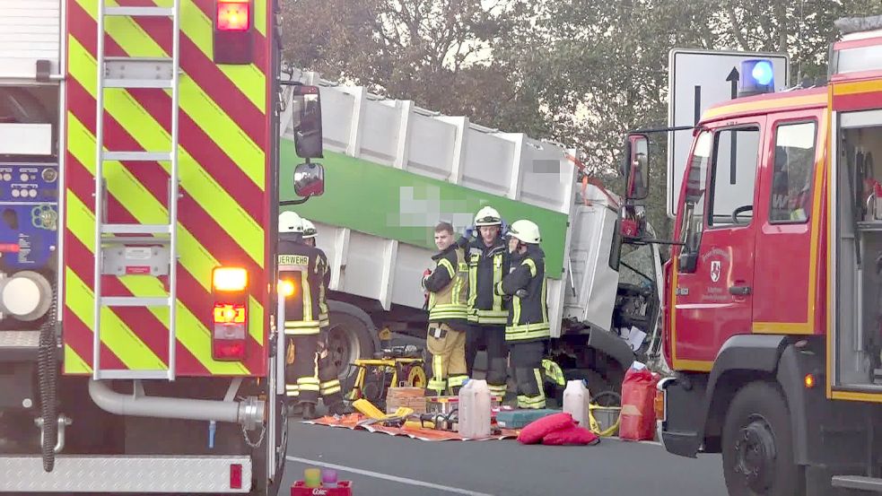 Polizei und Rettungskräfte waren in Jever im Einsatz. Foto: Andre van Elten/TNN/dpa