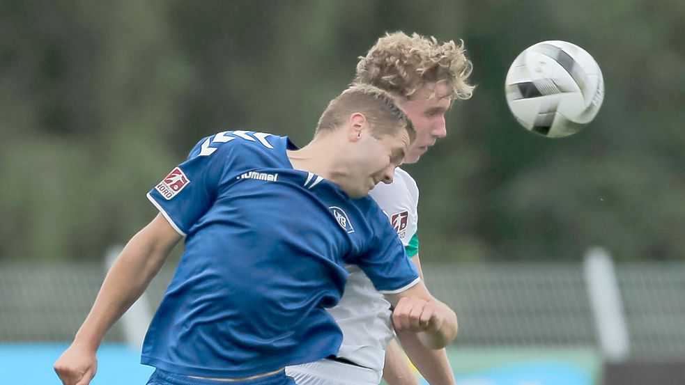 Mit Marten Schmidt (links) und Lasse Rosenboom (rechts) spielen zwei Akteure aus dem Landkreis Wittmund mit ihren Teams um den Drittliga-Aufstieg. Die direkten Duelle zwischen dem VfB Oldenburg und Werders U23 endeten 3:0 und 0:0. Fotos: Imago/Rauch