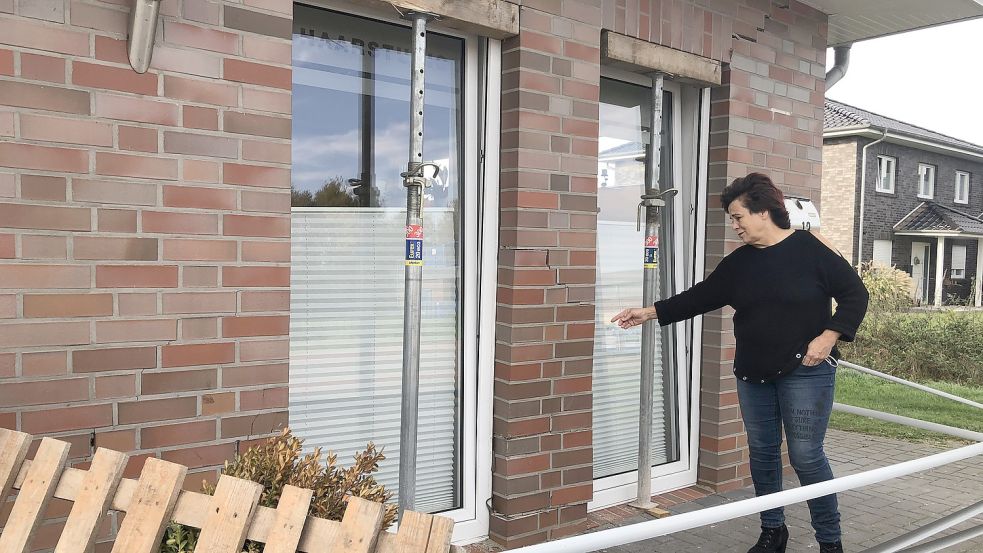 Friseurin Karin Komaz zeigt auf die kaputte Wand ihres Haarstudios, in das der ältere Mann gefahren war. Fotos: Zein