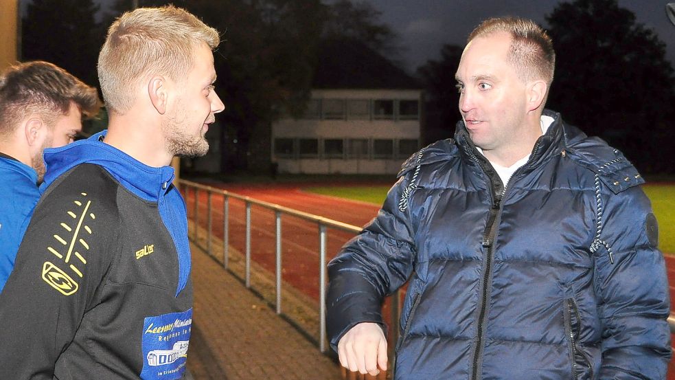 Michael Zuidema führt viele Einzelgespräche (hier mit Kapitän Lukas Koets), um die derzeitige Situation bei Germania zu analysieren. Foto: Wolters