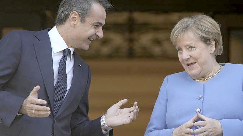 Der griechische Ministerpräsident Kyriakos Mitsotakis empfängt Bundeskanzlerin Angela Merkel in Athen. Foto: Petros Giannakouris/AP/dpa