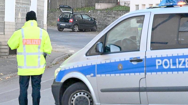 Das Unfallfahrzeug vor der Kindertagesstätte. Foto: Swen Pförtner/dpa