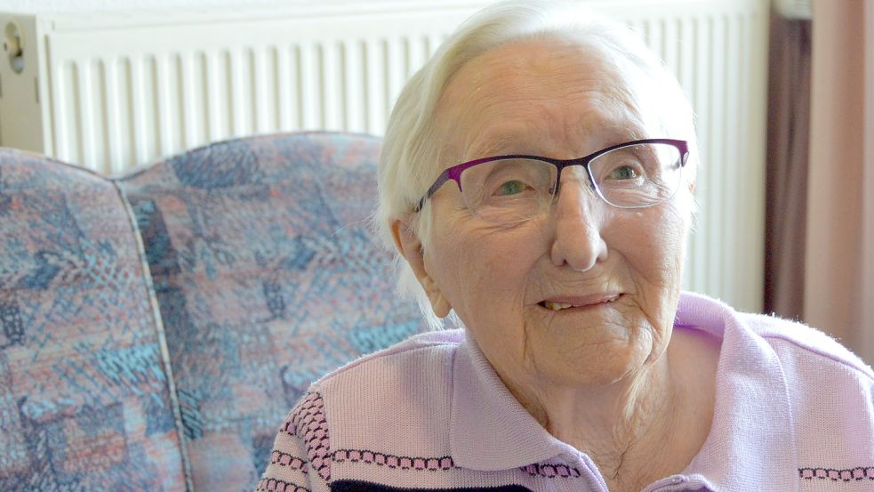 Die in Flachsmeer aufgewachsene Gesine Schmidt wird an diesem Sonnabend 100 Jahre alt. Foto: Weers