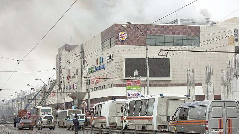 Rauch steigt im März 2018 über dem Einkaufszentrum in Kemerowo auf. Foto: Sergei Gavrilenko/AP/dpa