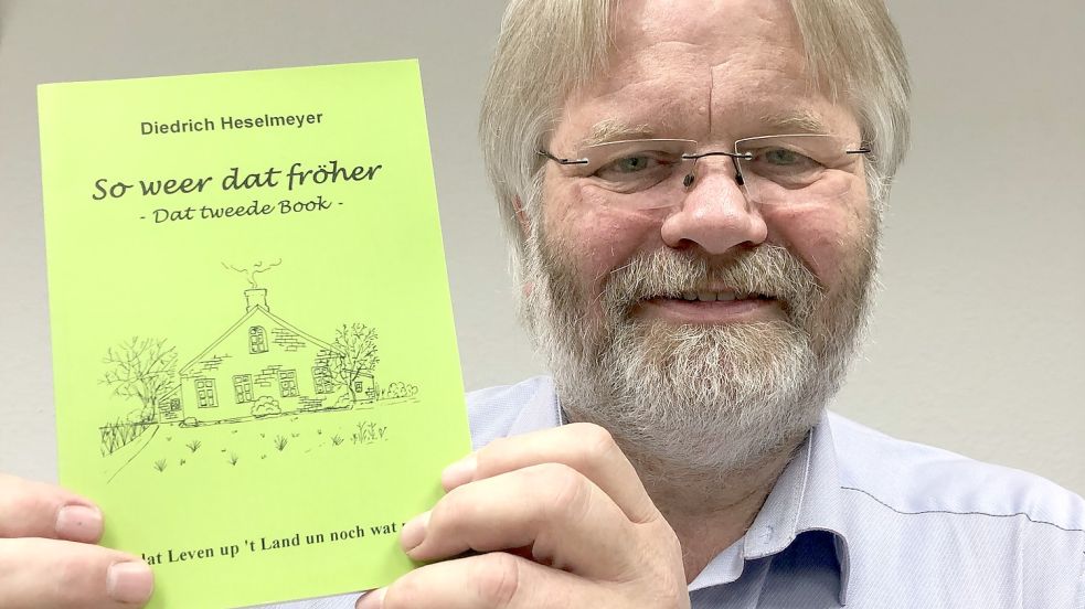 Hinrich Heselmeyer hält das Buch „So weer dat fröher - Dat tweede Book“ in den Händen. Dieses beinhaltet plattdeutsche Geschichten seines verstorbenen Vaters Diedrich Heselmeyer. Foto: Zein