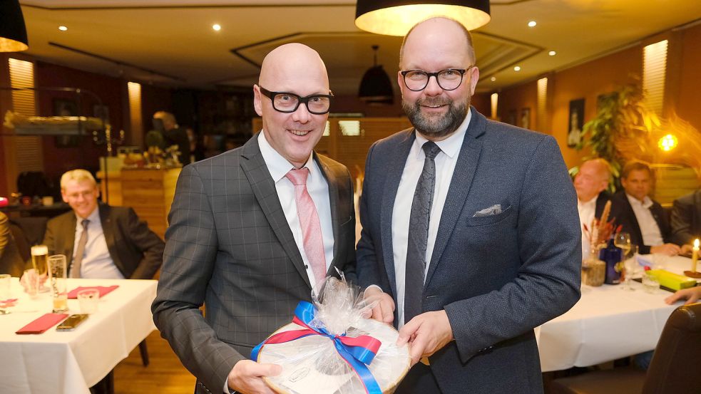 Neidhard Varnhorn (links) wurde von Landrat Johann Wimberg mit einem Präsent aus der Kreisverwaltung verabschiedet. Varnhorn, der dort 19 Jahre lang tätig war, ist zum Bürgermeister der Stadt Cloppenburg gewählt worden. Foto: Kreisverwaltung