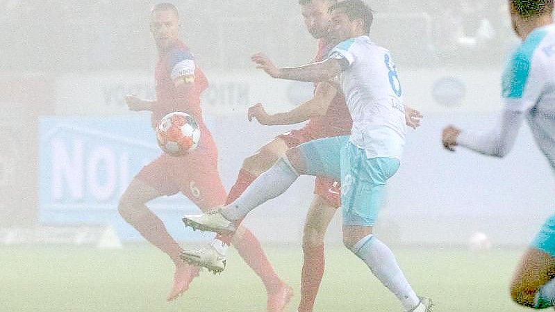 Der 1. FC Heidenheim (rote Trikots) kam gegen Schalke 04 zu einem Last-Minute-Sieg. Foto: Stefan Puchner/dpa