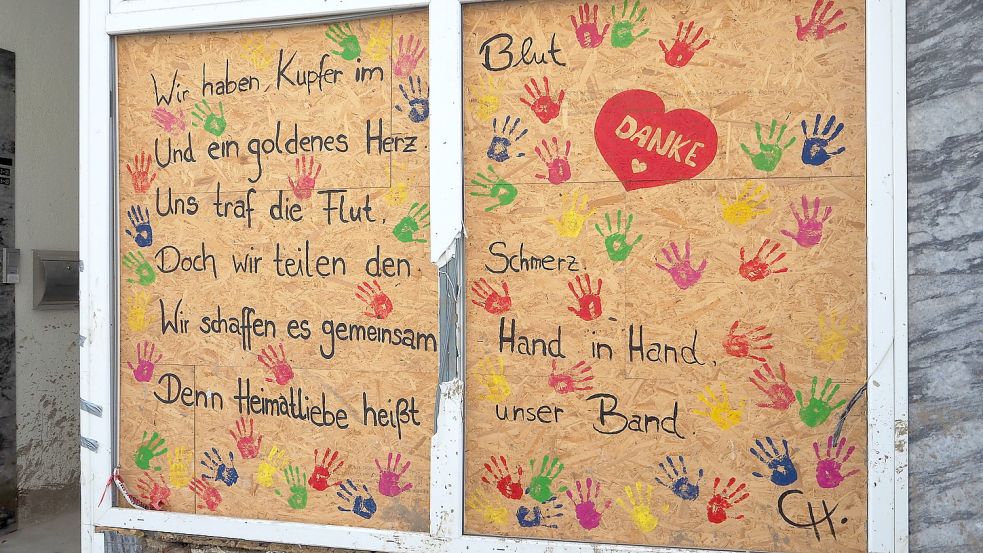 Dankbarkeit und Hilfsbereitschaft waren in Stolberg und Eschweiler überall spürbar. Die Scheiben dieses Geschäfts sind der Flut zum Opfer gefallen. Foto: Weiden