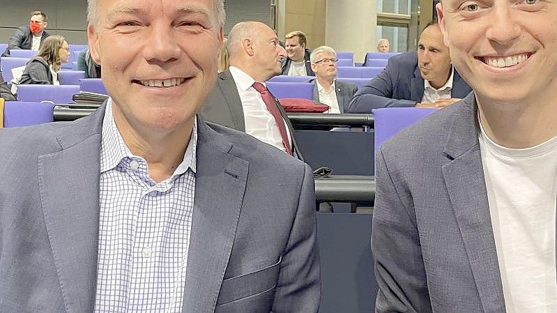 Die beiden SPD-Bundestagsabgeordneten Matthias Miersch (l) und Adis Ahmetovic bei einer Sitzung der SPD-Bundestagsfraktion. Foto: Adis Ahmetovic/dpa